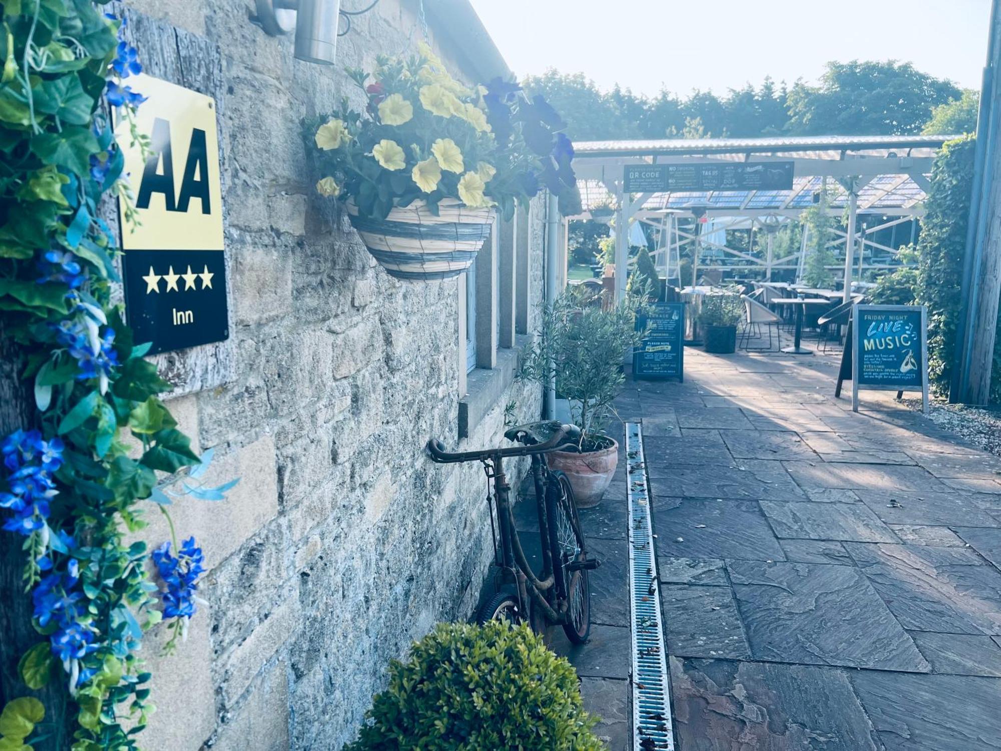 Hotel The Ragged Cot Minchinhampton Exterior foto